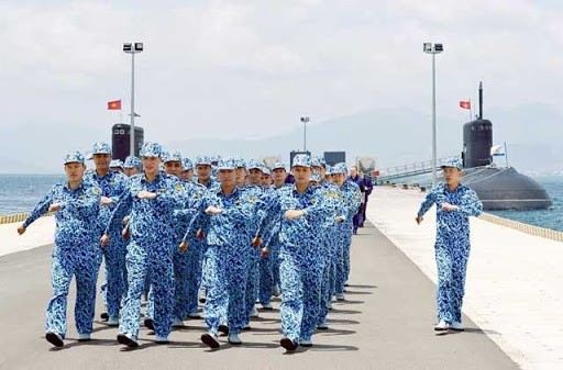 Sau một thời gian được cấp trên quan tâm tạo điều kiện cho “Tiến thẳng lên hiện đại”, đến nay, Quân chủng  Hải quân Việt Nam đã có cho mình một vốn liếng nhất định, có thể nói là một lực lượng có máu mặt trên biển tại khu vực Đông Nam Á. Ảnh: Chiến sĩ hải quân tàu ngầm Việt Nam thuộc lữ đoàn 189.