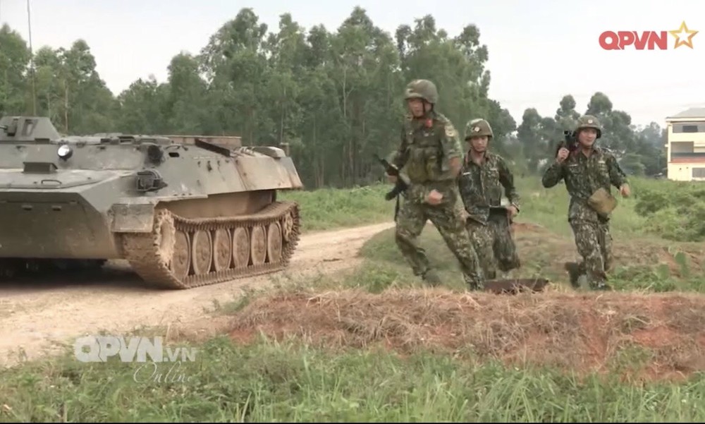 Sau thành công vang dội tại kỳ ARMY Games 2019 do Nga tổ chức, năm nay Việt Nam quyết định bên cạnh những môn đã tham gia sẽ còn cử tiếp các đội thi những môn mới, một trong số đó là môn thi pháo binh. Ảnh: Khẩu đội  pháo binh Việt Nam luyện tập triển khai từ xe bọc thép. Ảnh: QPVN.