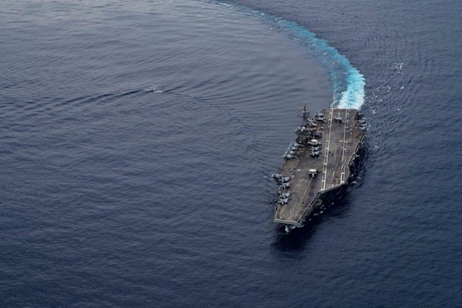 Vào ngày 4/7 vừa qua, hai biên đội  tàu sân bay của Hải quân Mỹ là USS Reagan và USS Nimitz đã tiến vào Biển Đông từ Biển Philippines. Đây là cuộc tập trận tàu sân bay đôi đầu tiên do Mỹ tổ chức ở Biển Đông kể từ năm 2014. Ảnh: Tàu sân bay Mỹ USS Ronald Reagan hoạt động ở Biển Đông ngày 4/7 - Nguồn: Hải quân Mỹ.