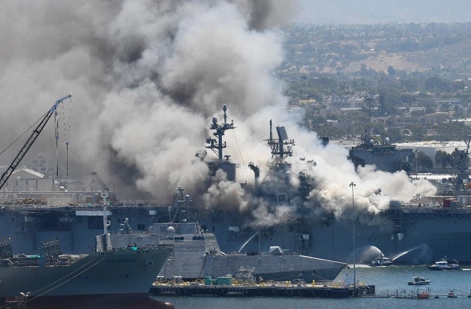 Theo ghi nhận, ngọn lửa bốc lên từ  tàu đổ bộ USS Bonhomme Richard (LHD-6) được nhìn thấy và báo cáo cho cơ quan chức năng lúc 8h30 sáng ngày 12/7 (Giờ địa phương). Con tàu sau đó đã bốc cháy rất dữ dội và lửa đã lan ra nhanh chóng. Lúc này trong quân cảng San Diego nơi con tàu neo đậu cũng đang có rất nhiều tàu của hải quân Hoa Kỳ khác. Ảnh: Tàu cứu hộ đang cố phun vòi rồng chữa cháy cho tàu USS Bonhomme Richard (LHD-6).