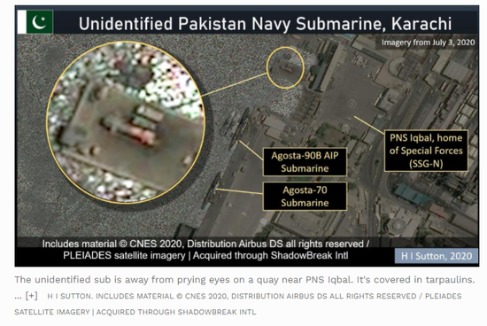 Ngày 17/7 vừa qua, Forbes đã đăng tải bức ảnh vệ tinh về cảng quân sự của Pakistan và phát hiện ra sự xuất hiện vô cùng bí ẩn của một loại tàu ngầm hoàn toàn mới, các nhà quan sát quân sự quốc tế nhận định rằng đây là dự án  tàu ngầm Pakistan tự đóng mới trong nước. Trong khi đó, giới chức quốc phòng nước này vẫn chưa đưa ra bất kỳ một tuyên bố chính thức nào. Ảnh: Không ảnh vệ tinh cho thấy sự xuất hiện của loại tàu ngầm lạ.