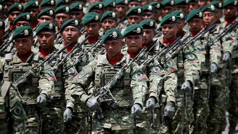  Lực lượng vũ trang Quốc gia Indonesia (TNI) là một trong những quân đội có sức mạnh hàng đầu khu vực Đông Nam Á với ngân sách quốc phòng 9 tỷ USD và duy trì gần 400.000 quân thường trực. Công nghiệp quốc phòng của Indonesia cũng khá phát triển khi họ đã có thể tự sản xuất súng trường bộ binh đại trà, lắp ráp được máy bay, tàu chiến và cả xe tăng chiến đấu. Ảnh: Binh sĩ lực lượng đặc biệt của quân đội Indonesia tại một cuộc diễu binh.