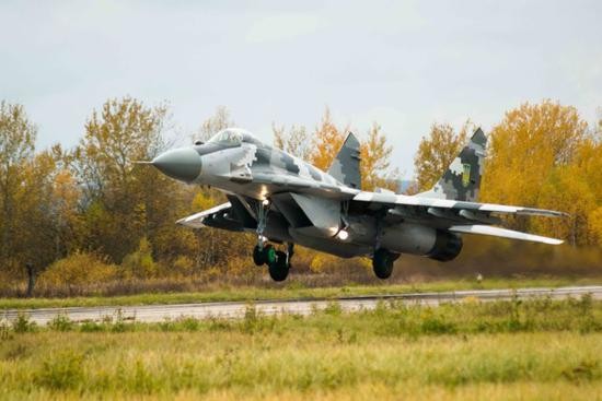 Gần đây không quân Ukraine đang có kế hoạch nâng cấp  máy bay chiến đấu MiG-29 có từ thời Liên Xô, nhưng với tình cảnh hiện tại, Ukraine không đủ lực, phải nhờ vào nước ngoài để tiến hành nâng cấp. Ảnh: Máy bay MiG-29 do Ukraine tự nâng cấp - Nguồn: Sina