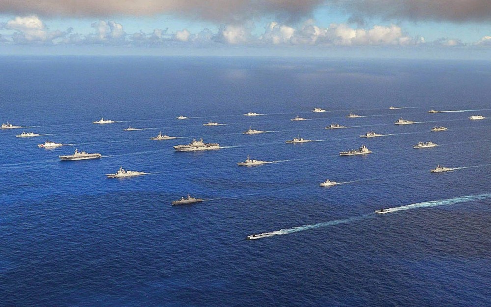 Cuộc tập trận  Vành đai Thái Bình Dương - RIMPAC-2020 được tổ chức hai năm một lần, đã bắt đầu tại Hawaii vào ngày 17/8. So với cuộc tập trận RIMPAC-2018, quy mô của cuộc tập trận lần này đã giảm đi rất nhiều, các đối tượng tập trận được giới hạn trên biển, thời lượng bài tập chỉ bằng một nửa so với cuộc tập trận trước. Ảnh: Tàu chiến các quốc gia tham gia RIMPAC-2018 - Nguồn: Hải quân Mỹ.