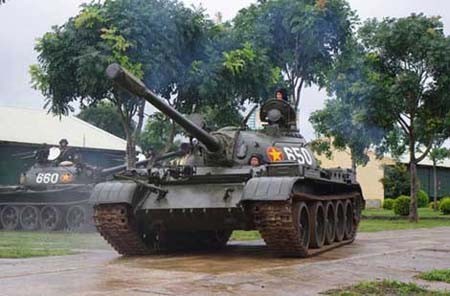  Xe tăng T-54/55 thuộc thế hệ cũ, lạc hậu nhưng hiện vẫn chiếm số lượng rất lớn trong trang bị của Quân đội nhân dân Việt Nam cũng như nhiều nước trên thế giới. Ảnh: Xe tăng T-54 trong biên chế QĐND Việt Nam - Nguồn: QĐND.