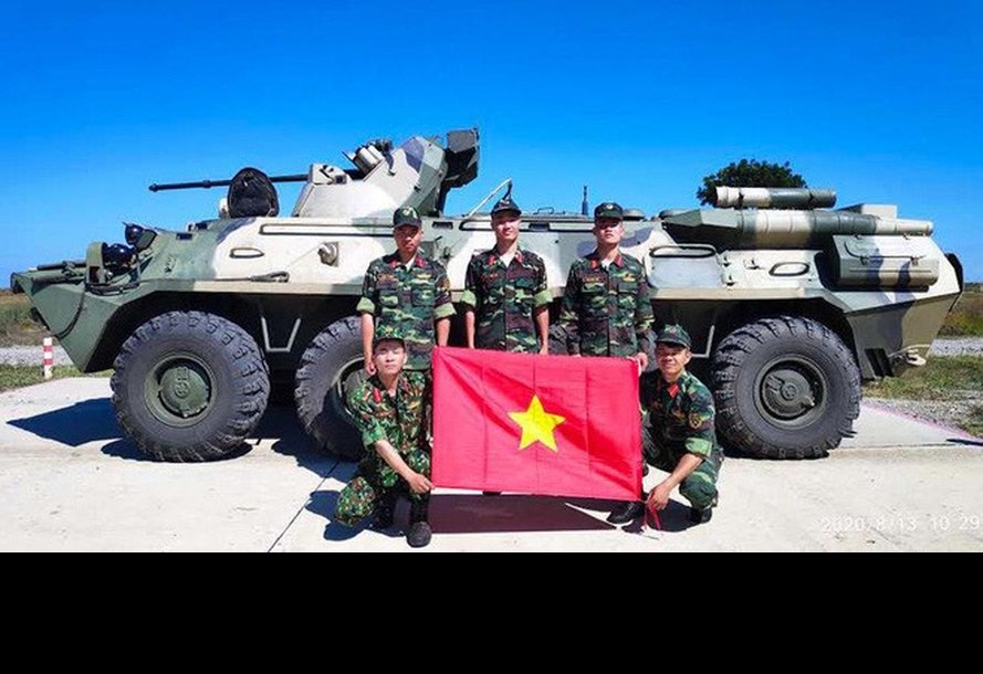 Trong Hội thao Quân sự Quốc tế Army Games năm nay, đội tuyển Việt Nam tham gia nội dung thi “Bầu trời quang đãng” - Clear Sky đã tiếp nhận khí tài hạng nặng mới từ nước chủ nhà Nga là xe thiết giáp bánh lốp 8x8 BTR-82A, đội có thời gian chuẩn bị và làm quen với xe khoảng một tuần trước khi chính thức thi đấu. Đây là loại vũ khí mới, hiện đại và chưa có trong biên chế Quân đội ta hiện nay, chắc chắn cán bộ chiến sĩ ta sẽ gặp chút bỡ ngỡ. Ảnh: Đội tuyển Việt Nam tham dự nội dung thi “Bầu trời quang đãng” chụp ảnh với  thiết giáp BTR-82A - Nguôn: QĐND