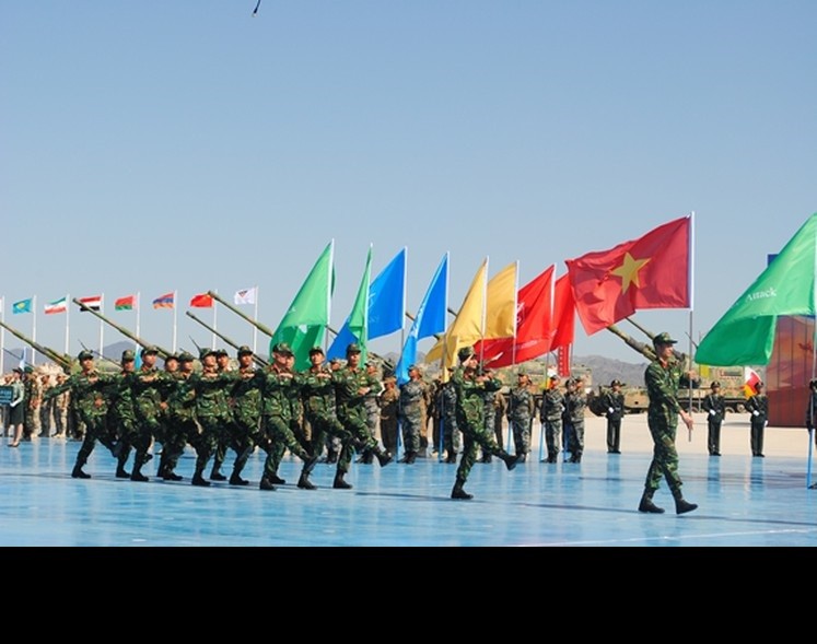 Hội thao Quân sự Quốc tế Army Games là đại hội Quân sự Quốc tế do Nga khởi xướng nhằm tạo sân chơi cho quân đội các nước đồng minh, đối tác và thân thiện với Nga có thể thi đấu, cọ xát cũng như giao lưu kinh nghiệm thực tế, tăng thêm tinh thần đoàn kết giữa quân đội các quốc gia. Việt Nam lần đầu tiên đã cử đoàn tham gia thi đấu vào năm 2018 và tiếp đó là năm 2019 với nhiều thành tích đáng kinh ngạc. Năm nay, đoàn Việt Nam đã gửi đội tham gia nhiều nội dung như: Xe tăng, pháo binh, công binh, quân y, hóa học, hậu cần, chó nghiệp vụ, văn nghệ và phòng không. Ảnh: Đoàn Việt Nam tại lễ khai mạc các nội dung Army Games 2019 diễn ra tại Trung Quốc.