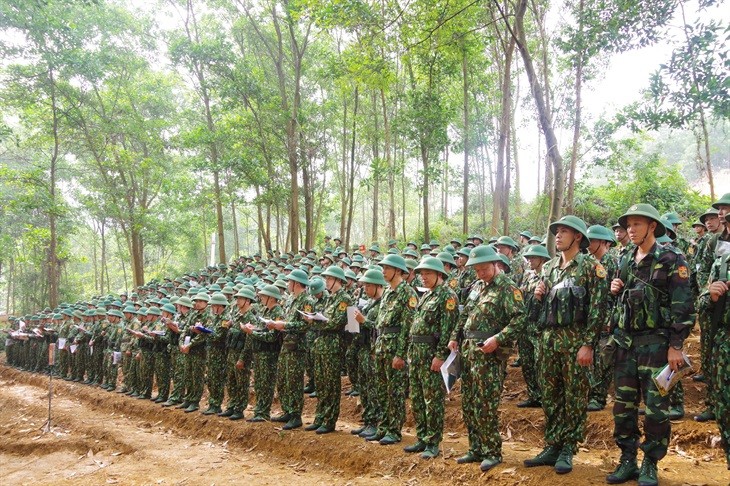 Sáng 23/11 vừa qua tại Học viện Biên phòng, Bộ tư lệnh Bộ đội biên phòng kết hợp với học viện đã khai mạc lớp tập huấn kỹ thuật chiến đấu bộ binh và chiến thuật Biên phòng cho hơn 250 cán bộ chiến sĩ đến từ nhiều đơn vị nhằm nâng cao khả năng tác chiến, từ đó các cán bộ sẽ về triển khai huấn luyện tại đơn vị, sát với thực tế và yêu cầu nhiệm vụ mới. Ảnh: Cán bộ Biên phòng trong buổi tập huấn hôm 23/11 - Nguồn: QĐND.