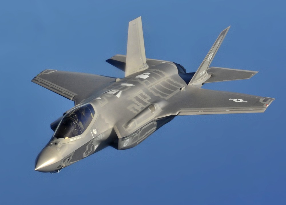 Tập đoàn hàng không vũ trụ Mỹ Lockheed Martin đã phát triển  tiêm kích tàng hình đa năng F-35 Lightning II một chỗ ngồi, một động cơ, hoạt động trong mọi điều kiện thời tiết và sử dụng cho mọi quân chủng. Ảnh: Máy bay F-35 - Nguồn: Lockheed Martin