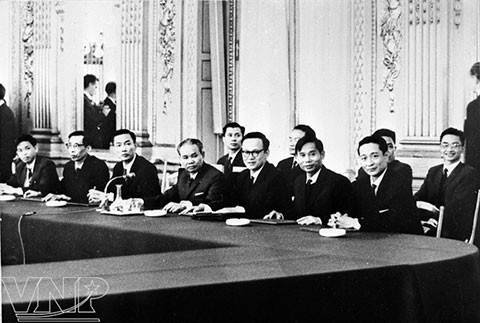 Đầu tháng 12/1972, Mỹ đình chỉ việc ký Hiệp định Paris, Nixon đe dọa sẽ ném bom hủy diệt Hà Nội nếu chúng ta không chấp nhận những điều khoản có lợi cho Mỹ trên bàn Hội nghị ở Paris. Ảnh: Phái đoàn Việt Nam Dân chủ cộng hòa tham dự hội nghị Paris năm 1972 - Nguồn: LSQSVN