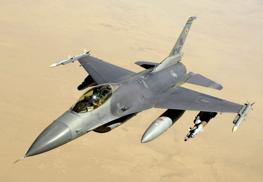 F-16 Fighting Falcon là một trong những máy bay chiến đấu thế hệ 4 vẫn còn được tiếp tục được sản xuất. F-16 gia nhập Không quân Mỹ lần đầu tiên vào năm 1978 và có lịch sử hơn 40 năm, khi nó được thiết kế để trở thành một máy bay chiến đấu nhẹ và rẻ hơn F-15 Eagle. Ảnh:  Máy bay chiến đấu F-16 – Nguồn: Lockheed Martin