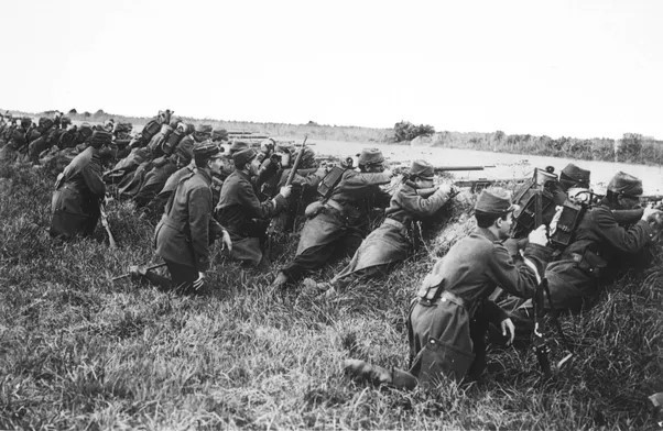 Đầu năm 1949, Quốc dân Đảng đã thất bại trong một loạt chiến dịch lớn, trên 1 triệu binh sĩ tử trận, bị thương hay mất tích. Mùa hè năm đó, các lực lượng Quân giải phóng chỉ vấp phải sự chống cự yếu ớt, khi họ đẩy lùi phòng tuyến của Quốc dân Đảng, vượt sông Dương Tử, và đánh chiếm cả Nam Kinh (thủ đô của Trung Hoa Dân Quốc lúc đó) và Thượng Hải. Ảnh: Quân đội Quốc dân đảng phòng thủ sông Dương Tử.