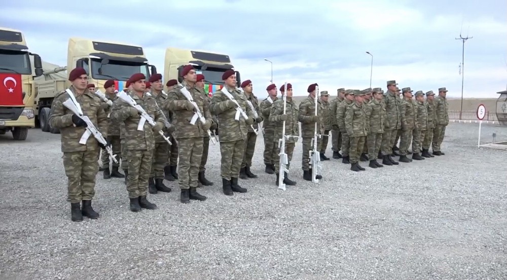 Theo Bộ Quốc phòng Thổ Nhĩ Kỳ đưa tin, nước này phối hợp cùng  quân đội Azerbaijan đang chuẩn bị tổ chức một cuộc tập trận quân sự mang tên “Mùa Đông - 2021” bắt đầu từ ngày 1 đến 12 tháng 2. Dự kiến cuộc diễn tập sẽ diễn ra trên lãnh thổ của Thổ Nhĩ Kỳ. Ảnh: Binh sĩ Azerbaijan và Thổ Nhĩ Kỳ sẽ tham gia cuộc tập trận.