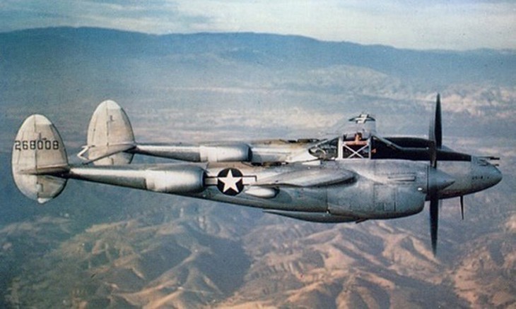 Đầu tiên là  máy bay hai động cơ cánh quạt Lockheed P-38 Lightning của không quân Mỹ, là máy bay chiến đấu hai động cơ cánh quạt lớn nhất, Lightning là một máy bay đánh chặn tốc độ cao, với trần độ cao lên tới 13km. Lightning có phạm vi hoạt động hơn 2000km, lớn hơn so với bất kỳ máy bay chiến đấu cùng thời.