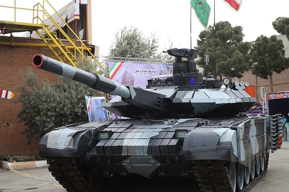 Xe tăng chiến đấu chủ lực (MBT) Karrar của Iran, về cơ bản là một bản sao của chiếc  xe tăng T-90S do Nga thiết kế và được Iran cho là “tiên tiến hơn”, so với phiên bản Zulfiqar (cũng là một loại MBT do Iran phát triển, dựa trên các mẫu xe tăng M-48, M-60 của Mỹ và T-72 của Liên Xô).