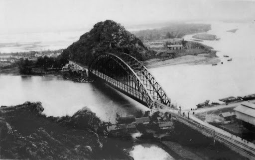 Năm 1965, Mỹ mở cuộc chiến tranh phá hoại bằng không quân và hải quân ra miền Bắc, hy vọng ngăn chặn được sự tiếp viện của hậu phương cho chiến trường miền Nam. Mỹ đã xác định 60 “điểm tắc” trên hệ thống giao thông của miền Bắc và  cầu Hàm Rồng bắc qua sông Mã được đánh giá là “điểm tắc lý tưởng”.