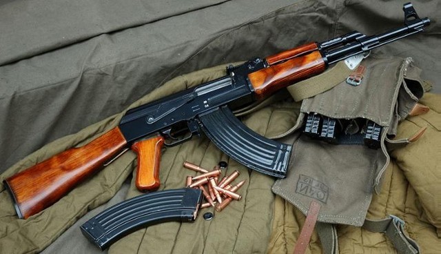 Đầu tiên là  súng trường AK-47, không đơn thuần là một súng trường tấn công, mà AK-47 là một biểu tượng. Súng trường tấn công AK-47 là vũ khí ưa thích của lính bộ binh trên toàn thế giới. Với hơn 100 trệu khẩu được sản xuất, AK-47 xuất hiện ở khắp mọi nơi, trên mọi chiến trường.