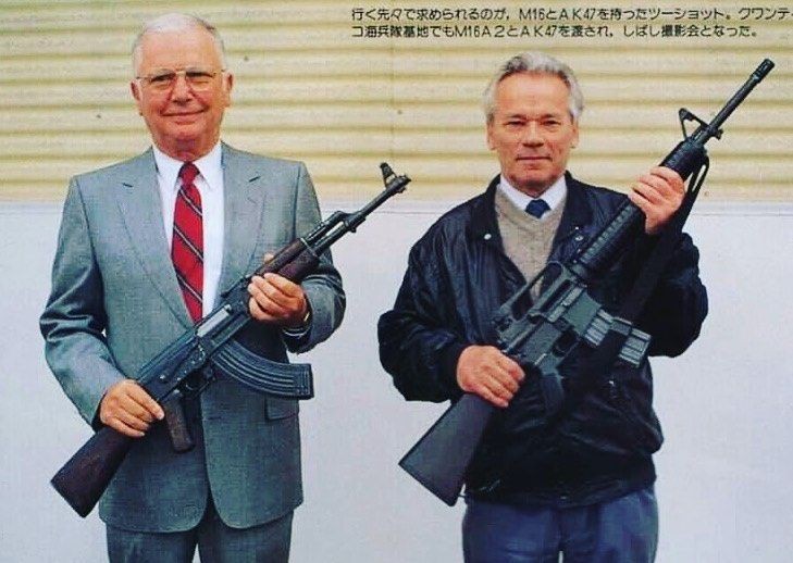 Mikhail Kalashnikov,  nhà thiết kế khẩu AK-47 và Eugene Stoner, nhà thiết kế khẩu M-16, gặp nhau lần đầu tại sân bay Washington Dulles vào ngày 15/5/ 1990.