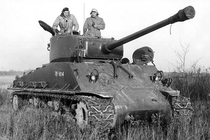 Dàn vũ khí  Mỹ viện trợ cho Liên Xô trong giai đoạn thế giới thứ hai, bao gồm xe tăng M-4A2 Sherman, hỏa lực chính của xe tăng là pháo 75mm và súng máy phòng không Browning, M-4A2 có tốc độ cao, hỏa lực mạnh. Nhưng xe cũng có những yếu điểm như chiều cao của xe lớn, phần giáp mỏng và dễ bị xuyên thấu hơn so với các mẫu tăng khác.