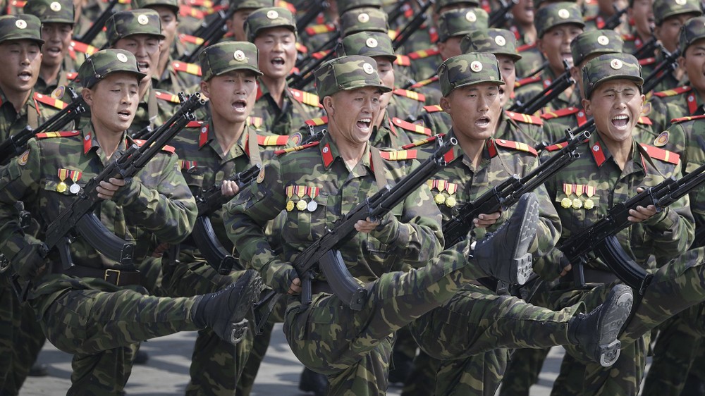 Ngay từ những năm 1960, nhà  lãnh đạo Triều Tiên Kim Nhật Thành đã đưa ra chính sách ưu tiên quân sự “quân đội trên hết”, coi quân đội là trụ cột tổ chức trung tâm của Triều Tiên; do vậy, Triều Tiên tập trung nguồn lực xây dựng quân đội cả về quy mô, trang bị.