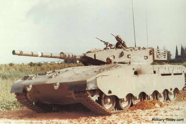  Xe tăng Merkava của Israel chú trọng đến khả năng bảo vệ, thể hiện ở thiết kế bố trí giáp xe; thân xe và tháp pháo chế tạo có nhiều góc nghiêng, nhằm tăng độ dày; đặc biệt là bố trí động cơ của Merkava ở phía trước, đi ngược với các mẫu thiết kế xe tăng của phương Tây và Liên Xô.