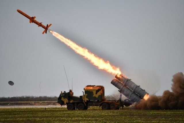 Theo một số nhà quan sát ở Ukraine, tên lửa Neptune (Sao Hải Vương) của nước này, có thể "trấn áp" hoàn toàn các hành động của hạm đội Nga trên Biển Đen và  phá hủy Cầu Crimea trong một "nốt nhạc". Về vấn đề này, nhà quan sát quân sự Nga Litovkin cho rằng, không thể bỏ qua tuyên bố này. 