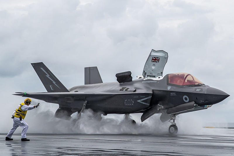 Ban đầu, thông tin về việc chiếc  tiêm kích F-35B "tự bắn vào mình" trong một chuyến bay đêm, tại bãi thử Yuma, không nhận được nhiều sự quan tâm của dư luận. Nhưng sau khi thông tin được đăng tải trên trang Military.com của Lầu Năm Góc, báo chí quốc tế đã đưa ra lời châm biếm về loại chiến đấu cơ hiện đại nhất này của Mỹ.