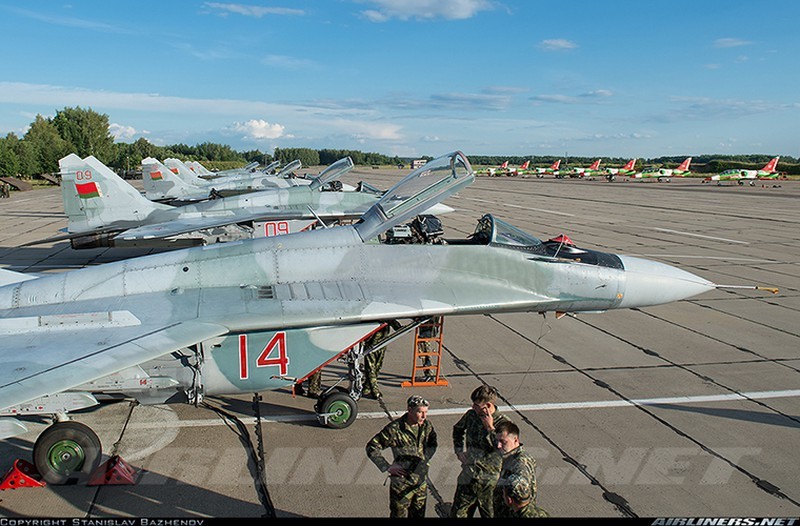 Belarus được coi là khách hàng hàng đầu của  máy bay chiến đấu hạng trung MiG-35, máy bay chiến đấu mới nhất được đưa vào biên chế trong Không quân Nga vào tháng 7/2019. Trụ cột của Không quân Belarus hiện bao gồm khoảng 38 máy bay chiến đấu đa năng hạng trung MiG-29C, được kế thừa sau khi Liên Xô sụp đổ.