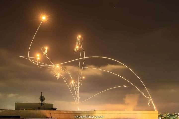  Hệ thống phòng không Vòm Sắt (Iron Dome), có phạm vi bao phủ tương đối rộng, từ 4 đến 70 km. Nếu các khẩu đội phòng không của Israel bắn trượt tên lửa, thì loại vũ khí nào có thể được sử dụng cho tầm bắn dưới 4 km? Đây chính là hệ thống Iron Beam.