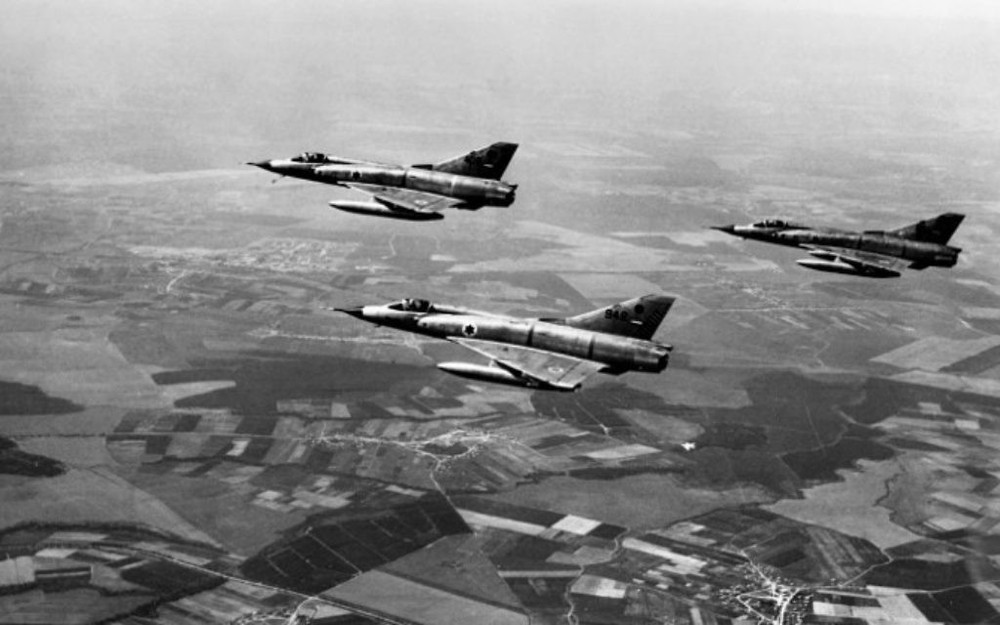 Vào sáng ngày 5/6/1967,  Không quân Israel (IAF) đã tiến hành các cuộc không kích bất ngờ, vào các sân bay, trận địa phòng không và các trung tâm chỉ huy và kiểm soát chính của Ai Cập, mở màn cho cuộc “Chiến tranh Sáu ngày”.