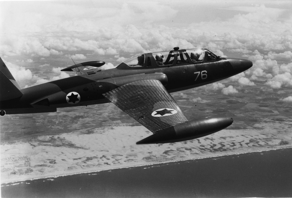 Vào lúc 7:10 sáng (theo giờ Israel), 16 máy bay chiến đấu huấn luyện Fouga Magister của  Không quân Israel (IAF), đã cất cánh và tiến hành nghi binh, khi sử dụng các đường bay và tần số vô tuyến thông thường; khiến các đài radar của khối Ả Rập, thấy giống như cuộc tuần tra bình thường của Israel.