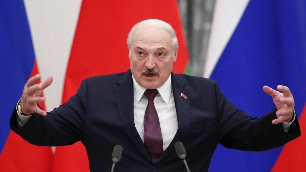 Tổng thống Belarus Alexander Lukashenko ngày 30/11 cho biết nước ông có thể sở hữu  vũ khí hạt nhân của Nga để đáp trả việc NATO có thể triển khai vũ khí hạt nhân ở Đông Âu.