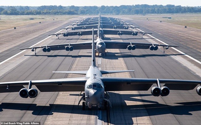  Máy bay ném bom B-52 do Boeing chế tạo, thường được gọi là Big Ugly Fat Fellow hay BUFF (“Gã to béo xấu xí”), là một trong những máy bay lâu đời nhất của Không quân Mỹ. Các nhà lãnh đạo Không quân Mỹ cho biết, chiếc máy bay ném bom huyền thoại sẽ tiếp tục hoạt động đến những năm 2050.