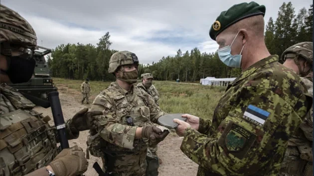 Estonia, Latvia và Lithuania thống nhất cam kết ủng hộ đối với chủ quyền và toàn vẹn  lãnh thổ của Ukraine trước sự đe dọa của Nga. Các nước Baltic sẽ tiếp tục hỗ trợ Ukraine không chỉ về mặt ngoại giao và chính trị, mà còn trong việc tăng cường khả năng tự vệ của Ukraine.