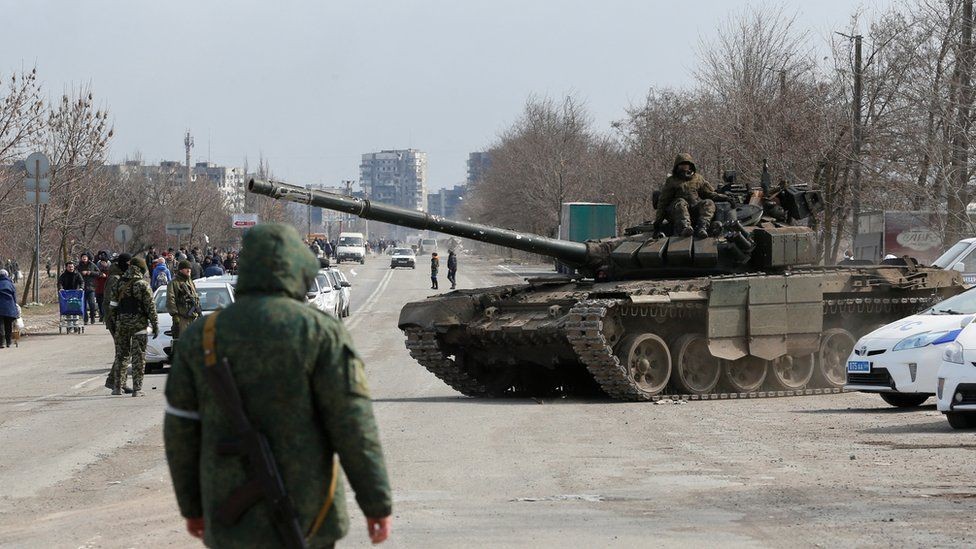 Để tấn công Mariupol, quân đội Nga đã huy động rất nhiều lực lượng. Ngoài  quân đội Nga và lực lượng vũ trang Donetsk, Trung đoàn Cơ động đặc biệt 141 của Vệ binh Quốc gia Nga, còn được gọi là "Trung đoàn Kadyrov" của người Chechnya cũng tham gia cuộc chiến.