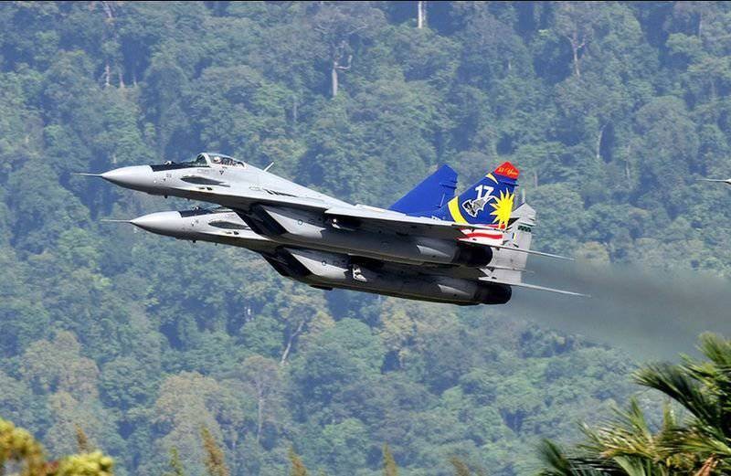 Năm 2003, Malaysia kí hợp đồng mua 18 chiếc  tiêm kích Su-30MKM. Trong một phần của hợp đồng, Nga đã gửi phi hành gia Malaysia đầu tiên lên Trạm Vũ trụ Quốc tế.