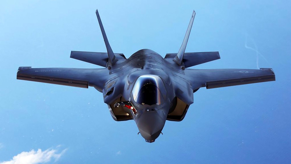 F-35 Lightning II là tên gọi chung cho 3 biến thể máy bay khác nhau thuộc dự án phát triển  máy bay tiêm kích một chỗ ngồi của Mỹ. F-35 có khả năng tàng hình và thực hiện nhiều nhiệm vụ khác nhau như chiến đấu trên không, ném bom chiến thuật,...