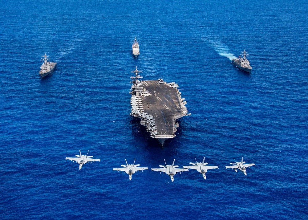  Nhóm tấn công tàu sân bay CSG-1, dẫn đầu bởi tàu sân bay lớp Nimitz USS Carl Vinson, mới có những hoạt động diễn tập ở Biển Đông với Philippines, sau chuyến thăm theo lịch trình tới Cộng hòa Singapore.