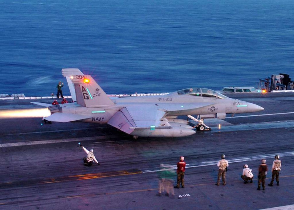 Theo thông tin được hãng truyền thông “ Navy Times” công bố, các  máy bay chiến đấu F/A-18 Super Hornet của Hải quân Mỹ, được triển khai từ tàu sân bay USS Dwight D. Eisenhower đã sử dụng tên lửa không đối không tầm ngắn AIM-9X và tên lửa dẫn đường chống bức xạ (AARGM), lần đầu tiên trong các hoạt động chiến đấu chống lại lực lượng Houthi. Ảnh: PICRYL.