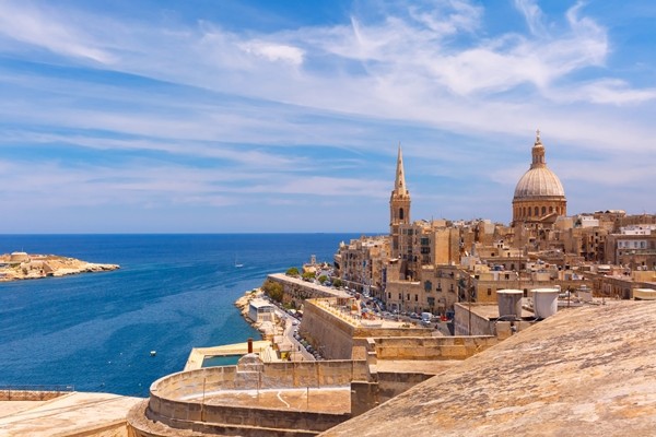 Đảo Malta – hòn đảo bé nhỏ nằm giữa Địa Trung Hải, ẩn giấu sau vẻ ngoài bình yên là một thế giới của bóng tối và những bí mật cổ xưa. Được biết đến với danh xưng "vương quốc của người chết", Malta thu hút những kẻ đam mê khám phá, những người không ngại dấn thân vào các di tích ma mị để tìm hiểu về những truyền thuyết xoay quanh vùng đất này.