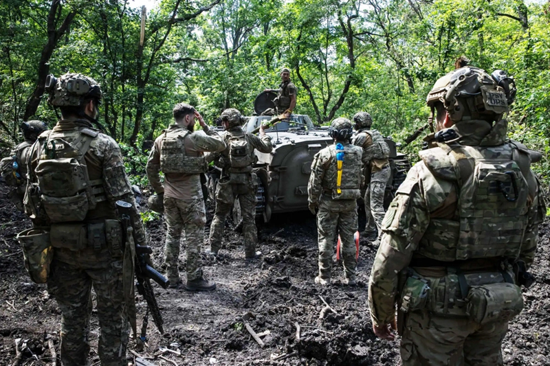 Mới đây, tờ Kyiv Post đã đăng tải một tin tức gây chấn động: Một  lữ đoàn Ukraine được Pháp huấn luyện đã đã đầu hàng và bỏ chạy với tốc độ kỷ lục trước khi đặt chân lên chiến tuyến. Chỉ huy của lữ đoàn này không những không gương mẫu tiên phong, mà còn dẫn đầu việc biến mất, khiến hàng loạt binh sĩ noi theo mà bỏ trốn, con số lên tới khoảng 1.000 người, chiếm gần một nửa quân số của cả lữ đoàn. Ảnh: New York Times.