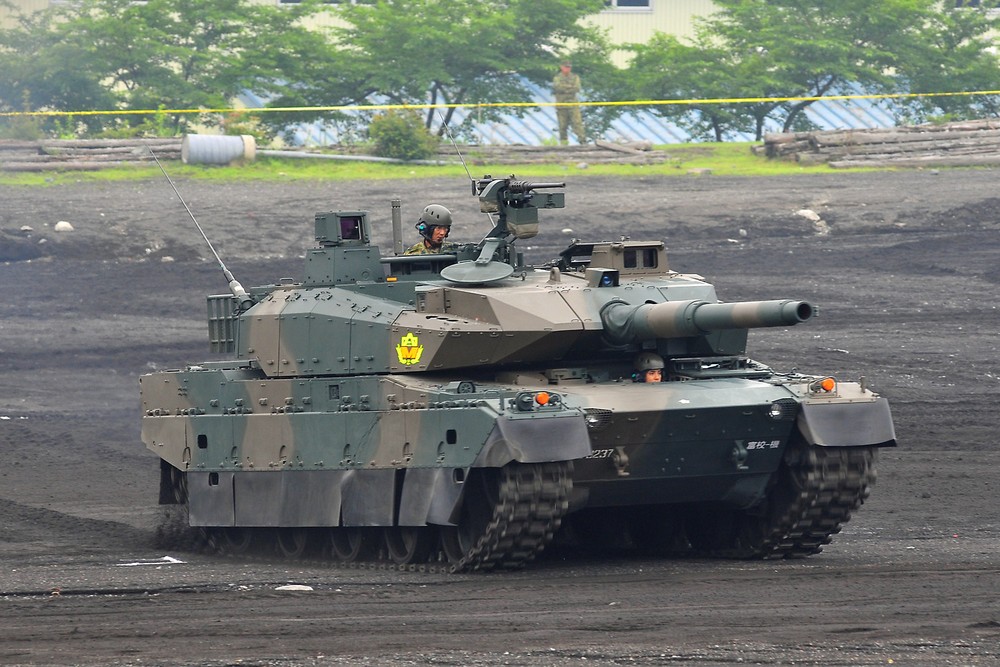 Type-10 là xe tăng chiến đấu chủ lực hiện đại nhất của Lực lượng Phòng vệ Nhật Bản, do Tập đoàn Mitsubishi Heavy Industries sản xuất. Được trang bị pháo chính nòng trơn Rheinmetall L44 120 mm, Type-10 có khả năng bắn nhiều loại đạn theo tiêu chuẩn NATO. Với hệ thống nạp đạn tự động và giáp nano tinh thể thép siêu bền kết hợp với module giáp gốm tổng hợp, xe tăng này đảm bảo khả năng cơ động cao và hỏa lực mạnh, phù hợp với địa hình đa dạng của Nhật Bản.