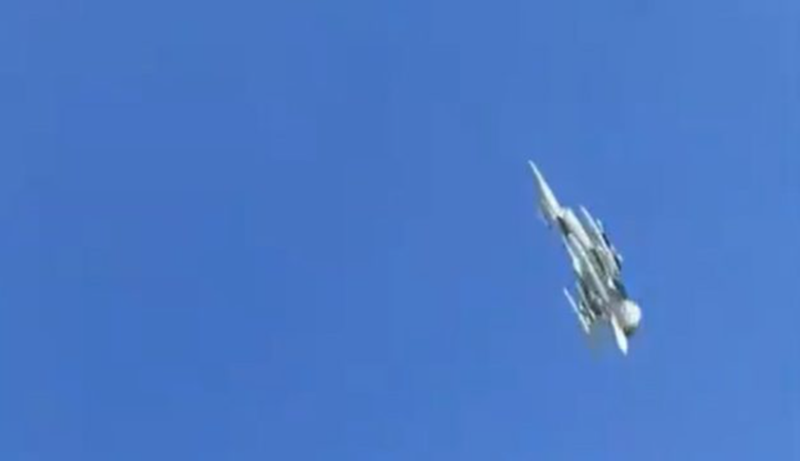 Ngày 10/2, đoạn video ghi lại cảnh một chiếc F-16AM Fighting Falcon của Không quân Ukraine có thể đang thực hiện nhiệm vụ tấn công đã xuất hiện, bay ở độ cao thấp. Đây là những hình ảnh đầu tiên cho thấy một chiếc F-16 của Ukraine mang đầy đủ tải trọng bom lượn GBU-39 SDB do Mỹ cung cấp. Ảnh chụp màn hình video