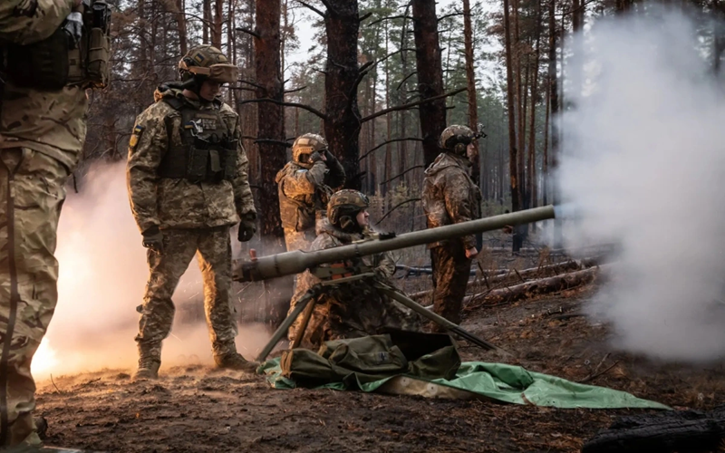 Tại  khu vực Kursk, Tổng tư lệnh Quân đội Ukraine Aleksandr Syrsky được yêu cầu giữ vững khu vực chiếm đóng của tỉnh này trong một khoảng thời gian nhất định, ít nhất là cho đến khi phòng tuyến Sumy được xây dựng xong thì không được rút lui. Ảnh: New York Times.