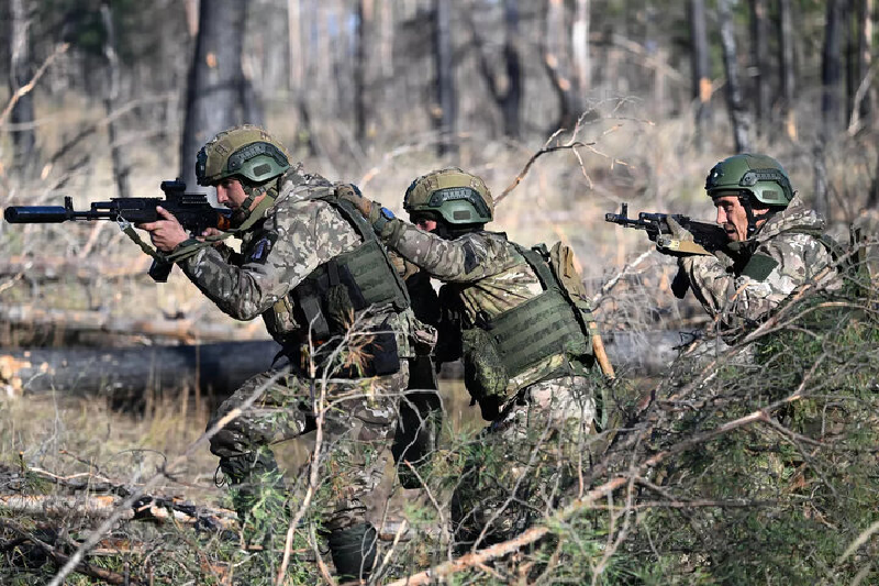 Về hướng Kursk, để bảo vệ cụm quân bắc Kursk và khu vực chiếm đóng phía bắc,  Quân đội Ukraine đã chi rất nhiều tiền và huy động quân hạng nặng từ Donbas. Theo hãng tin TASS, chỉ huy lực lượng đặc biệt Ahmet với biệt hiệu “Hades” ngày 20/10 cho biết, số lượng quân Ukraine hiện đang chiến đấu ở Kursk đã lên tới 14 lữ đoàn, cùng một số lượng lớn lính đánh thuê nước ngoài tham gia. Ảnh: Sputnik.