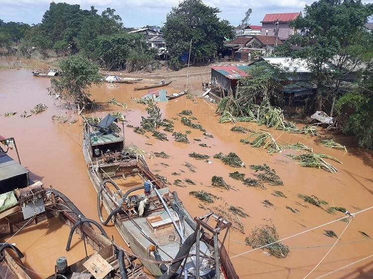 Người dân các huyện Triệu Phong, Gio Linh, thị xã Quảng Trị nước lũ đã rút gần hết, nhưng để lại lượng bùn non dày khoảng 10- 15cm. Chị Ly (ở đường Trần Hưng Đạo, thị xã Quảng Trị) cho hay, gia đình chị đã dọn dẹp nhà cửa từ những hôm trước, một ngày dọn nhiều lần nhưng vẫn không thấy sạch vì nước lũ vào nhà, ngập đến nửa người.