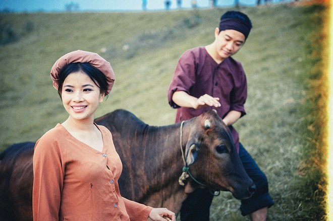 Bộ ảnh cưới lấy ý tưởng độc đáo từ hình ảnh miền quê Bắc Bộ xưa được chia sẻ lên Facebook của thành viên có nickname Hải Tre - một nhiếp ảnh gia Hà Nội mới đây, thu hút sự chú ý của đông đảo bạn trẻ.