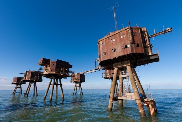 Maunsell Forts là  pháo đài giữa biển, được cấu thành từ những tháp canh kim loại trong Thế chiến II. Hải quân Hoàng gia Anh xây dựng chúng ở Biển Bắc nhằm chống lại mối đe dọa từ chiến đấu cơ Phát xít Đức. Maunsell Forts ngừng hoạt động trong cuối những năm 1950. 