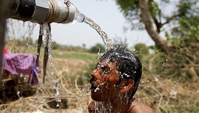 Một người đàn ông xối nước giải nhiệt ở thành phố Ahmedabad, thủ phủ bang Gujarat. Theo trang Indian Express, nhiệt độ ở khu vực miền nam luôn ở mức trên 40 độ C trong những ngày vừa qua. Nhiệt kế ở thành phố Khammam, bang Telangana, đã chạm mốc 48 độ C ngày 23/5. "Hơn 128 người tại Telangana đã chết vì nắng nóng khi chúng tôi cập nhật con số", một quan chức tại bang này cho biết. Ảnh: AP