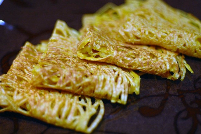 Bánh Roti Jala là  món ăn đường phố Malaysia được bán ở khắp nơi, nhất là trong tháng ăn chay. Người dân Malaysia thường ăn bánh này với cà ri dê hoặc cà ri gà để thay cơm. Nguyên liệu để làm bánh Roti Jala gồm bột mì, nước cốt dừa, bột nghệ, trứng, muối.